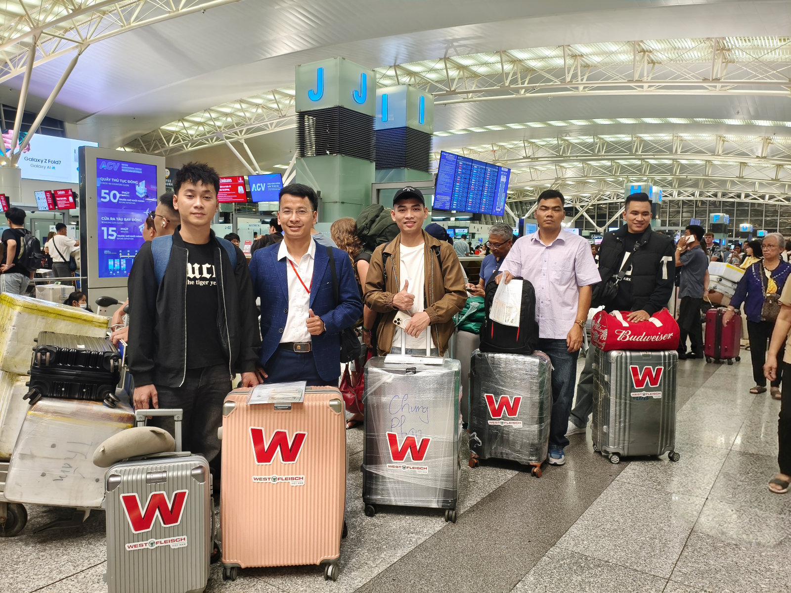 Vali logo Westfleisch tại sân bay trước khi xuất cảnh sang Đức